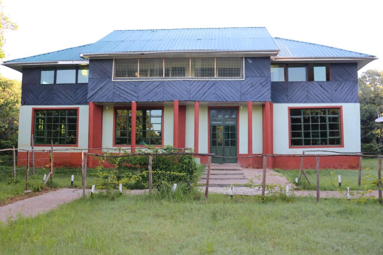 Hotel Rhino Tourist Camp Ololaimutiek Exterior foto